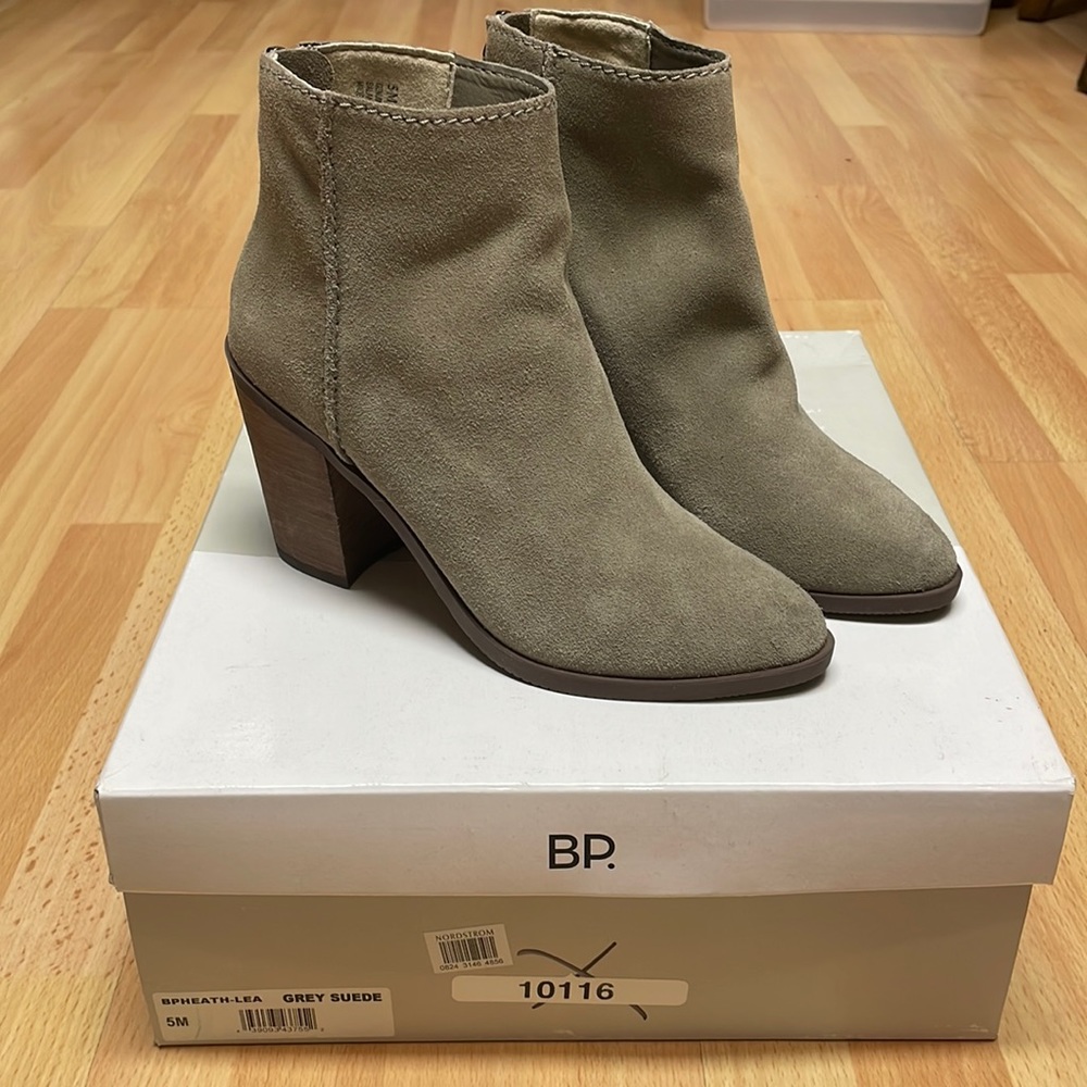 BP Heath-Lea Bootie. Gray Suede. EUC. Size 5